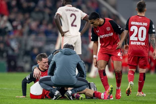 Amine Adli (Bayer 04 Leverkusen, 21) beobachtet, wie Florian Wirtz (Bayer 04 Leverkusen, 10) von einem Betreuer behandelt wird. GER, FC Bayern Muenchen vs. Bayer 04 Leverkusen, Fussball, Champions League, Achtelfinale, Hinspiel, Spielzeit 2024 2025, 05.03. (DFL DFB REGULATIONS PROHIBIT ANY USE OF PHOTOGRAPHS as IMAGE SEQUENCES and or QUASI-VIDEO). GER, FC Bayern Muenchen vs. Bayer 04 Leverkusen, Fussball, Champions League, Achtelfinale, Hinspiel, Spielzeit 2024 2025, 05.03. Muenchen Copyright: xEibner-Pressefoto HeikexFeinerx EP_HFR