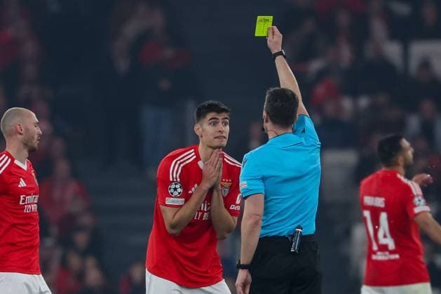 Portugal, Estadio do SL Benfica Lisbon 05. March 2025 Uefa Champions League phase 2024 25 Round of 16 S.L.Benfica - FC Barcelona, Barca v.l., Antonio Silva (S.L.Benfica) bekommt die Gelbe Karte von Schiedsrichter, Felix Zweyer (GER) Copyright: JoaquimxFerreira