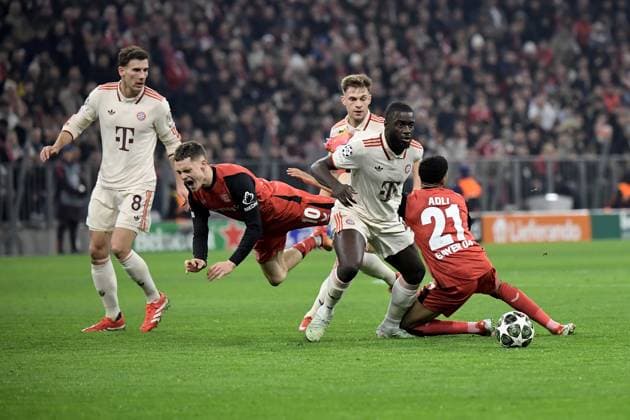 05.03.2025, xemx, Fussball UEFA Champions League, FC Bayern Muenchen - Bayer 04 Leverkusen v.l. Leon Goretzka (FC Bayern Muenchen) Florian Wirtz (Bayer Leverkusen) Dayot Upamecano (FC Bayern Muenchen) Joshua Kimmich (FC Bayern Muenchen) Amine Adili (Bayer Leverkusen) Zweikampf, Aktion, action, battle for the ball (DFL DFB REGULATIONS PROHIBIT ANY USE OF PHOTOGRAPHS as IMAGE SEQUENCES and or QUASI-VIDEO) Muenchen