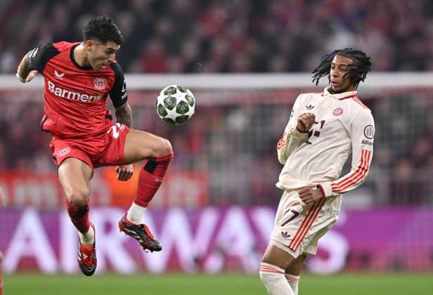 Zweikampf, Aktion Exequiel Palacios Bayer 04 Leverkusen (25) gegen Michael Olise FC Bayern Muenchen FCB (17) FC Bayern Muenchen FCB vs Bayer 04 Leverkusen B04 Achtelfinale Hinspiel 05.03.2025 DFL REGULATIONS PROHIBIT ANY USE OF PHOTOGRAPHS AS IMAGE SEQUENCES AND OR QUASI-VIDEO FC Bayern Muenchen FCB vs Bayer 04 Leverkusen B04