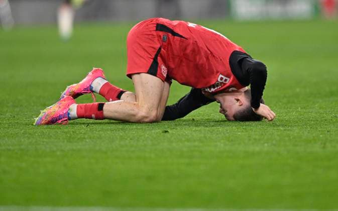 Leroy Sane FC Bayern Muenchen FCB (10) verletzt Verletzung FC Bayern Muenchen FCB vs Bayer 04 Leverkusen B04 Achtelfinale Hinspiel 05.03.2025 DFL REGULATIONS PROHIBIT ANY USE OF PHOTOGRAPHS AS IMAGE SEQUENCES AND OR QUASI-VIDEO FC Bayern Muenchen FCB vs Bayer 04 Leverkusen B04
