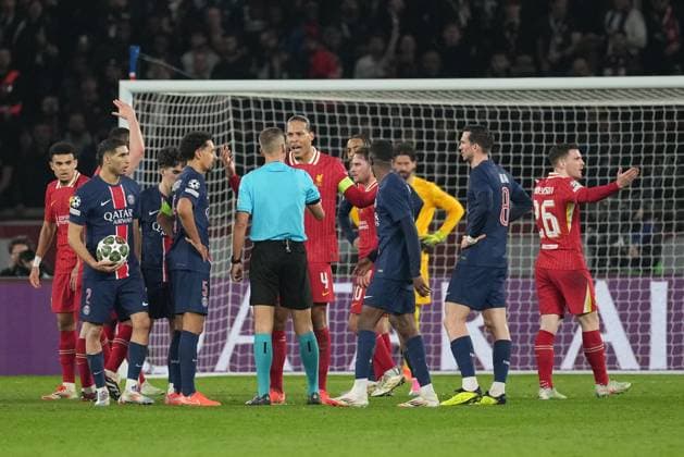 Virgil van Dijk of Liverpool is unhappy with the referee Paris Saint-Germain v Liverpool, UEFA Champions League, Round of 16, First Leg, Football, Parc des Princes, Paris, France - 05 Mar 2025 EDITORIAL USE ONLY No use with unauthorised audio, video, data, fixture lists, club league logos or live services. Online in-match use limited to 120 images, no video emulation. No use in betting, games or single club league player publications. Copyright: xDavexWinter Shutterstockx 15178313aj