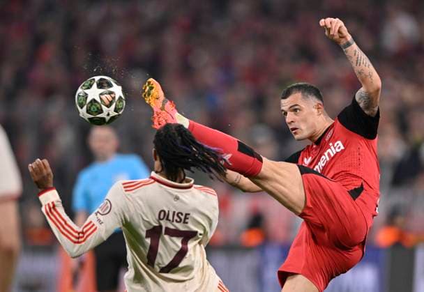 Zweikampf, Aktion Granit Xhaka Bayer 04 Leverkusen (34) gegen Michael Olise FC Bayern Muenchen FCB (17) FC Bayern Muenchen FCB vs Bayer 04 Leverkusen B04 Achtelfinale Hinspiel 05.03.2025 DFL REGULATIONS PROHIBIT ANY USE OF PHOTOGRAPHS AS IMAGE SEQUENCES AND OR QUASI-VIDEO FC Bayern Muenchen FCB vs Bayer 04 Leverkusen B04