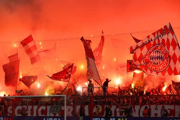 Fussball, Herren, Champions League, Saison 2024 2025, FC Bayern München - Bayer 04 Leverkusen, Achtelfinale Hinspiel,Allianz Arena Pyro, Bengalo, Feuer in der Südkurve, FC Bayern Fans, Fahnen, rot
