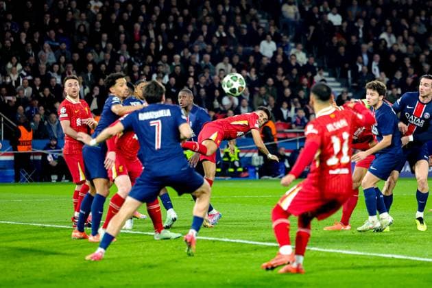 Paris Saint-Germain v Liverpool Champions League 05 03 2025. Luis Diaz (7) of Liverpool heads towards goal during the Champions League match between Paris Saint-Germain and Liverpool at Parc des Princes, Paris, France on 5 March 2025. Editorial use only , Copyright: xNigelxKeenex PSI-21574-0029