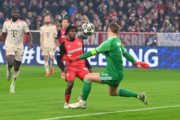 Torchance Jeremie FRIMPONG (Bayer Leverkusen), Aktion,Zweikampf gegen Manuel NEUER (Torwart Bayern Muenchen),Strafraumszene. Fussball Champions League Achtelfinale FC Bayern Muenchen - Bayer 04 Leverkusen am 05.03.2025 , A L L I A N Z A R E N A.