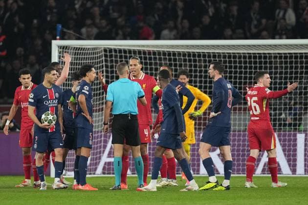 Virgil van Dijk of Liverpool is unhappy with the referee Paris Saint-Germain v Liverpool, UEFA Champions League, Round of 16, First Leg, Football, Parc des Princes, Paris, France - 05 Mar 2025 EDITORIAL USE ONLY No use with unauthorised audio, video, data, fixture lists, club league logos or live services. Online in-match use limited to 120 images, no video emulation. No use in betting, games or single club league player publications. Copyright: xDavexWinter Shutterstockx 15178313am