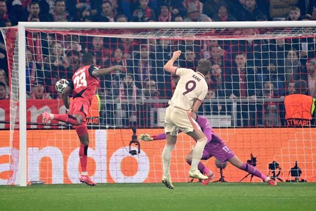 Tor Harry KANE (Bayern Muenchen) per Kpf zum 1-0,Aktion,li:Nordi MUKIELE (Bayer Leverkusen) ,hi:Torwart Matej KOVAR (Bayer Leverkusen) , Fussball Champions League Achtelfinale FC Bayern Muenchen - Bayer 04 Leverkusen am 05.03.2025 , A L L I A N Z A R E N A.