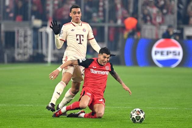 Jamal MUSIALA (Bayern Muenchen), Aktion,Zweikampf gegen Exequiel PALACIOS (Bayer Leverkusen). Fussball Champions League Achtelfinale FC Bayern Muenchen - Bayer 04 Leverkusen am 05.03.2025 , A L L I A N Z A R E N A.