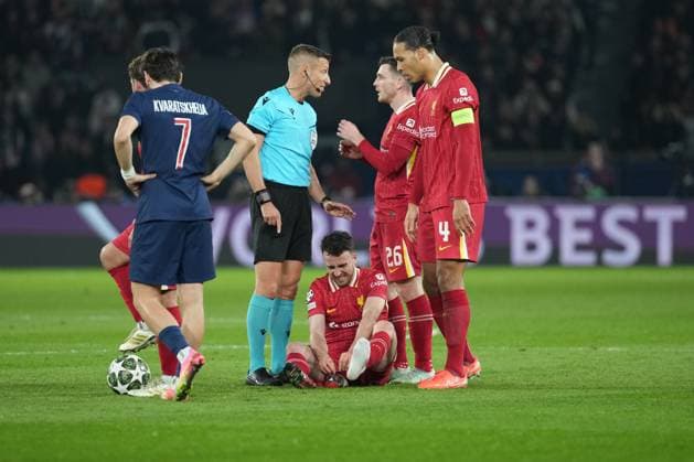 Diogo Jota of Liverpool loses a boot after a foul Paris Saint-Germain v Liverpool, UEFA Champions League, Round of 16, First Leg, Football, Parc des Princes, Paris, France - 05 Mar 2025 EDITORIAL USE ONLY No use with unauthorised audio, video, data, fixture lists, club league logos or live services. Online in-match use limited to 120 images, no video emulation. No use in betting, games or single club league player publications. Copyright: xDavexWinter Shutterstockx 15178313ao