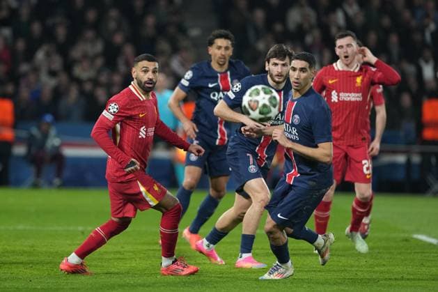 Mohamed Salah of Liverpool and Achraf Hakimi of PSG Paris Saint-Germain v Liverpool, UEFA Champions League, Round of 16, First Leg, Football, Parc des Princes, Paris, France - 05 Mar 2025 EDITORIAL USE ONLY No use with unauthorised audio, video, data, fixture lists, club league logos or live services. Online in-match use limited to 120 images, no video emulation. No use in betting, games or single club league player publications. Copyright: xDavexWinter Shutterstockx 15178313ap