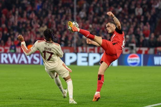 im Zweikampf, Aktion, mit Michael Olise 17 (FC Bayern Muenchen), Granit Xhaka 34 (Bayer 04 Leverkusen), FC Bayern Muenchen vs. Bayer 04 Leverkusen, Fussball, Champions League, Achtelfinale, Hinspiel, 05.03.2025 Muenchen Bayern Deutschland