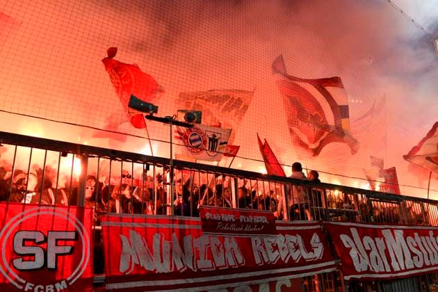 Bengalos, Pyrotechnik, Pyro, Feuerwerkskoerper, Suedkurve FCB FC Bayern Fanblock, Fans, Fankurve, Flaggen, Fahnen, Stimmung, stimmungsvoll FC Bayern Muenchen FCB vs Bayer 04 Leverkusen B04 Achtelfinale Hinspiel 05.03.2025 DFL REGULATIONS PROHIBIT ANY USE OF PHOTOGRAPHS AS IMAGE SEQUENCES AND OR QUASI-VIDEO FC Bayern Muenchen FCB vs Bayer 04 Leverkusen B04