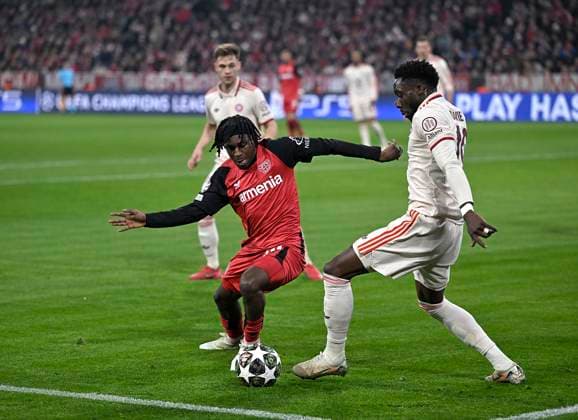 05.03.2025, Fussball UEFA Champions League 2024 2025: Achtelfinale, FC Bayern München - Bayer 04 Leverkusen, in der Allianz-Arena München. (L-R) Jeremie Frimpong (Bayer Leverkusen) gegen Alphonso Davies (Bayern München)