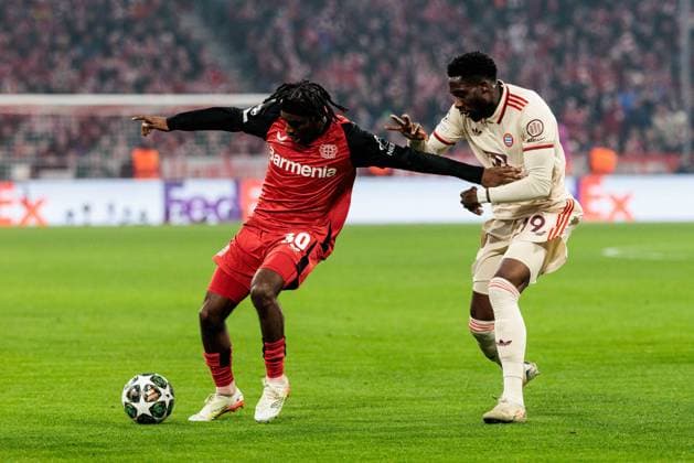 UEFA Champions League, FC Bayern München - Bayer 04 Leverkusen; 05.03.2025 Zweikampf Jeremie Frimpong (Bayer 04 Leverkusen, 30), Alphonso Davies (FC Bayern München, 19) UEFA Champions League Achtelfinale Hinspiel, FC Bayern München - Bayer 04 Leverkusen; München, Allianz Arena am 05.03.2025 Copyright: xBEAUTIFULxSPORTS Wunderlx
