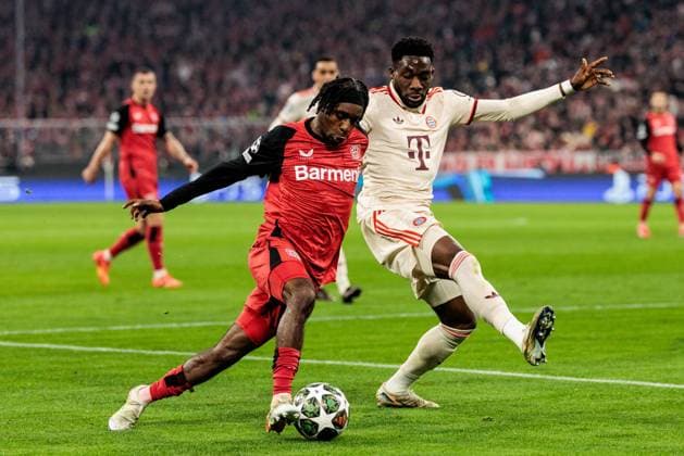 UEFA Champions League, FC Bayern München - Bayer 04 Leverkusen; 05.03.2025 Zweikampf Jeremie Frimpong (Bayer 04 Leverkusen, 30), Alphonso Davies (FC Bayern München, 19) UEFA Champions League Achtelfinale Hinspiel, FC Bayern München - Bayer 04 Leverkusen; München, Allianz Arena am 05.03.2025 Copyright: xBEAUTIFULxSPORTS Wunderlx