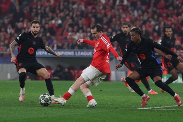 Portugal, Estadio do SL Benfica Lisbon 05. March 2025 Uefa Champions League phase 2024 25 Round of 16 S.L.Benfica - FC Barcelona, Barca v.l., Inigo Martinez (FC Barcelona), Kerem Aktürkoglu (S.L.Benfica), Alejandro Balde (FC Barcelona),Zweikampf, Action, Aktion, Battles for the Ball Copyright: JoaquimxFerreira