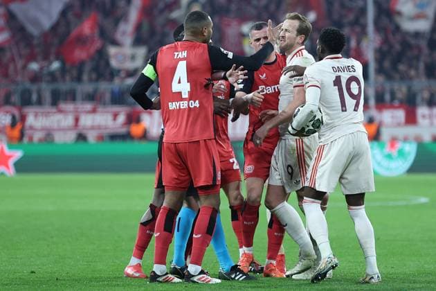 Fußball UEFA Champions League Achtelfinale FC Bayern München - Bayer 04 Leverkusen am 05.03.2025 in der Allianz Arena in München Jonathan Tah ( Leverkusen ), links - Harry Kane ( München ), mitte - Alphonso Davies ( München ), rechts