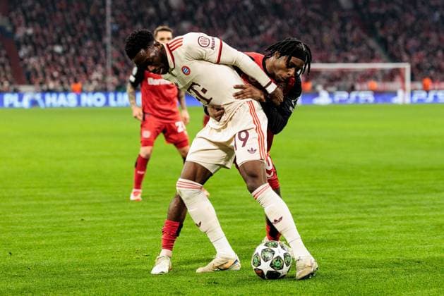 UEFA Champions League, FC Bayern München - Bayer 04 Leverkusen; 05.03.2025 Zweikampf Alphonso Davies (FC Bayern München, 19), Jeremie Frimpong (Bayer 04 Leverkusen, 30) UEFA Champions League Achtelfinale Hinspiel, FC Bayern München - Bayer 04 Leverkusen; München, Allianz Arena am 05.03.2025 Copyright: xBEAUTIFULxSPORTS Wunderlx
