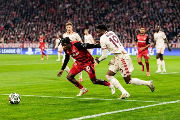 UEFA Champions League, FC Bayern München - Bayer 04 Leverkusen; 05.03.2025 Zweikampf Jeremie Frimpong (Bayer 04 Leverkusen, 30), Alphonso Davies (FC Bayern München, 19) UEFA Champions League Achtelfinale Hinspiel, FC Bayern München - Bayer 04 Leverkusen; München, Allianz Arena am 05.03.2025 Copyright: xBEAUTIFULxSPORTS Wunderlx