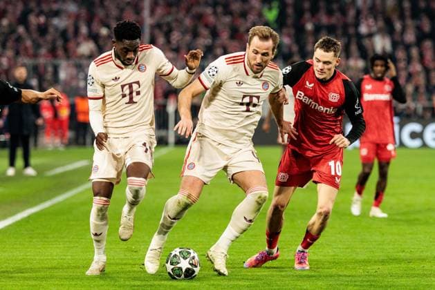 UEFA Champions League, FC Bayern München - Bayer 04 Leverkusen; 05.03.2025 Zweikampf Alphonso Davies (FC Bayern München, 19), Harry Kane (FC Bayern München, 9), Florian Wirtz (Bayer 04 Leverkusen, 10) UEFA Champions League Achtelfinale Hinspiel, FC Bayern München - Bayer 04 Leverkusen; München, Allianz Arena am 05.03.2025 Copyright: xBEAUTIFULxSPORTS Wunderlx