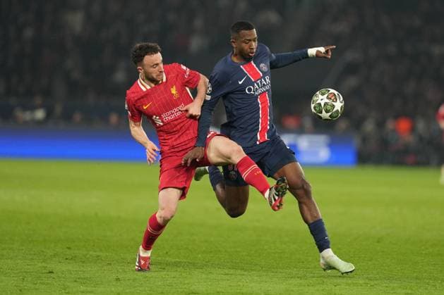 Diogo Jota of Liverpool and Willian Pacho of PSG compete for the ball Paris Saint-Germain v Liverpool, UEFA Champions League, Round of 16, First Leg, Football, Parc des Princes, Paris, France - 05 Mar 2025 EDITORIAL USE ONLY No use with unauthorised audio, video, data, fixture lists, club league logos or live services. Online in-match use limited to 120 images, no video emulation. No use in betting, games or single club league player publications. Copyright: xDavexWinter Shutterstockx 15178313av