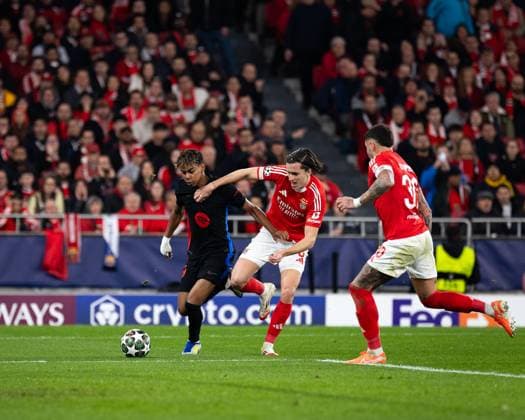 Lamine Yamal of FC Barcelona, Barca and Ãlvaro Carreras of Benfica during the UEFA Champions League match between Benfica and FC Barcelona, at Estadio da Luz, in Lisbon, Portugal. (Diogo Sautchuk) Copyright: xDiogoxSautchukx