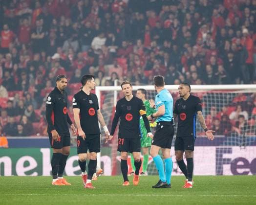 Barcelona™s players with the referee Felix Zwayer during the UEFA Champions League match between Benfica and FC Barcelona, Barca at Estadio da Luz, in Lisbon, Portugal. (Diogo Sautchuk) Copyright: xDiogoxSautchukx