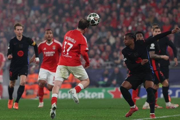 Portugal, Estadio do SL Benfica Lisbon 05. March 2025 Uefa Champions League phase 2024 25 Round of 16 S.L.Benfica - FC Barcelona, Barca v.l., Kerem Aktürkoglu (S.L.Benfica) Kopfball, Kopfballduell, Alejandro Balde (FC Barcelona) Copyright: JoaquimxFerreira