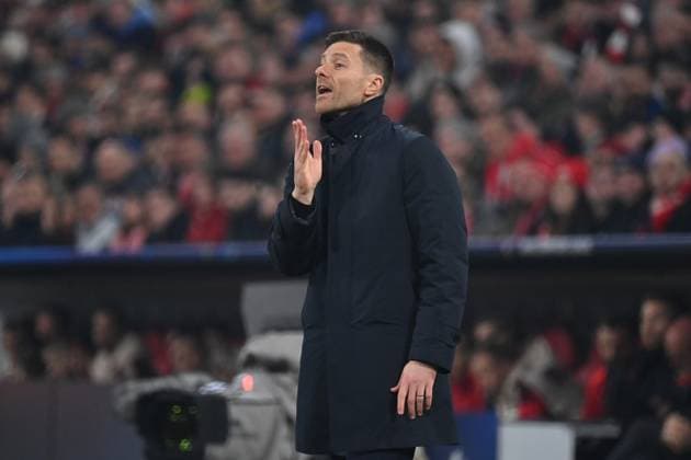 05.03.2025, xjrdrx, Fussball UEFA Champions League, FC Bayern Muenchen - Bayer 04 Leverkusen v.l. Trainer Xabi Alonso (Bayer Leverkusen) gibt Anweisungen, gestikuliert, mit den Armen gestikulieren gives instructions, gesticulate (DFL DFB REGULATIONS PROHIBIT ANY USE OF PHOTOGRAPHS as IMAGE SEQUENCES and or QUASI-VIDEO) Muenchen