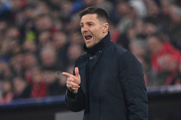 05.03.2025, xjrdrx, Fussball UEFA Champions League, FC Bayern Muenchen - Bayer 04 Leverkusen v.l. Trainer Xabi Alonso (Bayer Leverkusen) gibt Anweisungen, gestikuliert, mit den Armen gestikulieren gives instructions, gesticulate (DFL DFB REGULATIONS PROHIBIT ANY USE OF PHOTOGRAPHS as IMAGE SEQUENCES and or QUASI-VIDEO) Muenchen