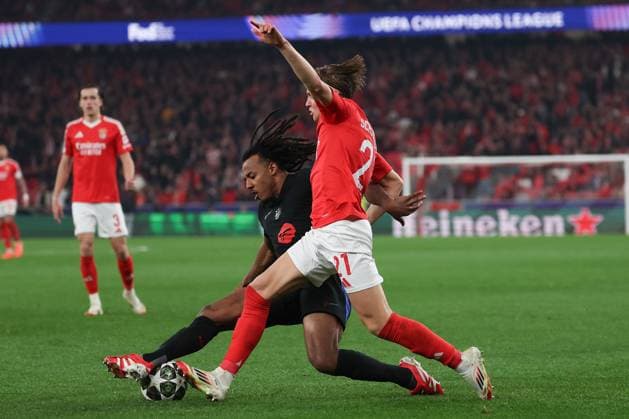 Portugal, Estadio do SL Benfica Lisbon 05. March 2025 Uefa Champions League phase 2024 25 Round of 16 S.L.Benfica - FC Barcelona, Barca v.l.,Jules Kounde (FC Barcelona), Andreas Schjelderup (S.L.Benfica) Zweikampf, Action, Aktion, Battles for the Ball Copyright: JoaquimxFerreira