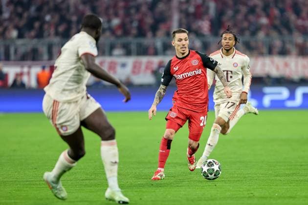 Alejandro Grimaldo (Bayer 04 Leverkusen, 20) mit Ball, mit Dayot Upamecano (FC Bayern Muenchen, 02) und Michael Olise (FC Bayern Muenchen, 17) , GER, FC Bayern Muenchen vs. Bayer 04 Leverkusen, Fussball, UEFA Champions League, Achtelfinale Hinspiel, Spielzeit 2024 2025, 05.03.2025, GER, FC Bayern Muenchen vs. Bayer 04 Leverkusen, Fussball, UEFA Champions League, Achtelfinale Hinspiel, Spielzeit 2024 2025, 05.03.2025 Muenchen Copyright: xEibner-Pressefoto JennixMaulx EP_JML