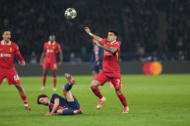 Luis Diaz of Liverpool out muscles Vitinha of PSG Paris Saint-Germain v Liverpool, UEFA Champions League, Round of 16, First Leg, Football, Parc des Princes, Paris, France - 05 Mar 2025 EDITORIAL USE ONLY No use with unauthorised audio, video, data, fixture lists, club league logos or live services. Online in-match use limited to 120 images, no video emulation. No use in betting, games or single club league player publications. Copyright: xDavexWinter Shutterstockx 15178313ba