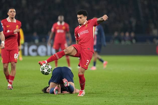 Luis Diaz of Liverpool out muscles Vitinha of PSG Paris Saint-Germain v Liverpool, UEFA Champions League, Round of 16, First Leg, Football, Parc des Princes, Paris, France - 05 Mar 2025 EDITORIAL USE ONLY No use with unauthorised audio, video, data, fixture lists, club league logos or live services. Online in-match use limited to 120 images, no video emulation. No use in betting, games or single club league player publications. Copyright: xDavexWinter Shutterstockx 15178313bd