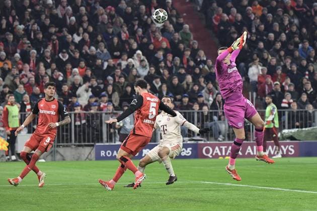 05.03.2025, xemx, Fussball UEFA Champions League, FC Bayern Muenchen - Bayer 04 Leverkusen v.l. Fehler von Matej Kovar (Bayer Leverkusen) vor dem Tor zum 2:0 durch Jamal Musiala (FC Bayern Muenchen) (DFL DFB REGULATIONS PROHIBIT ANY USE OF PHOTOGRAPHS as IMAGE SEQUENCES and or QUASI-VIDEO) Muenchen
