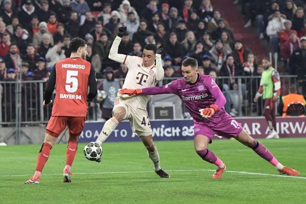 05.03.2025, xemx, Fussball UEFA Champions League, FC Bayern Muenchen - Bayer 04 Leverkusen v.l. Jamal Musiala (FC Bayern Muenchen) Torschuetze, erzielt das Tor, Treffer, scores the goal 2:0 Mario Hermoso (Bayer Leverkusen) Matej Kovar (Bayer Leverkusen) (DFL DFB REGULATIONS PROHIBIT ANY USE OF PHOTOGRAPHS as IMAGE SEQUENCES and or QUASI-VIDEO) Muenchen