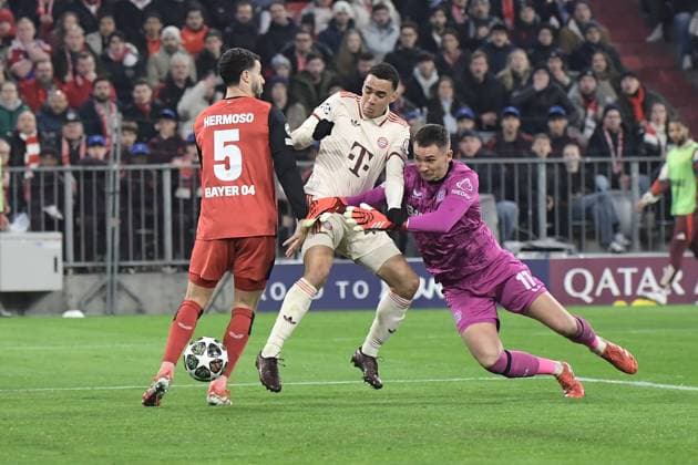 05.03.2025, xemx, Fussball UEFA Champions League, FC Bayern Muenchen - Bayer 04 Leverkusen v.l. Jamal Musiala (FC Bayern Muenchen) Torschuetze, erzielt das Tor, Treffer, scores the goal 2:0 Mario Hermoso (Bayer Leverkusen) Matej Kovar (Bayer Leverkusen) (DFL DFB REGULATIONS PROHIBIT ANY USE OF PHOTOGRAPHS as IMAGE SEQUENCES and or QUASI-VIDEO) Muenchen