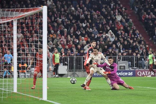 05.03.2025, xemx, Fussball UEFA Champions League, FC Bayern Muenchen - Bayer 04 Leverkusen v.l. Jamal Musiala (FC Bayern Muenchen) Torschuetze, erzielt das Tor, Treffer, scores the goal 2:0 Matej Kovar (Bayer Leverkusen) (DFL DFB REGULATIONS PROHIBIT ANY USE OF PHOTOGRAPHS as IMAGE SEQUENCES and or QUASI-VIDEO) Muenchen