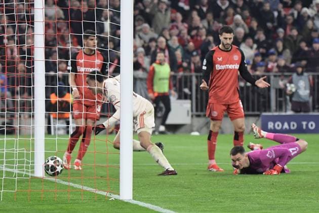 05.03.2025, xemx, Fussball UEFA Champions League, FC Bayern Muenchen - Bayer 04 Leverkusen v.l. Jamal Musiala (FC Bayern Muenchen) Torschuetze, erzielt das Tor, Treffer, scores the goal 2:0 Matej Kovar (Bayer Leverkusen) (DFL DFB REGULATIONS PROHIBIT ANY USE OF PHOTOGRAPHS as IMAGE SEQUENCES and or QUASI-VIDEO) Muenchen