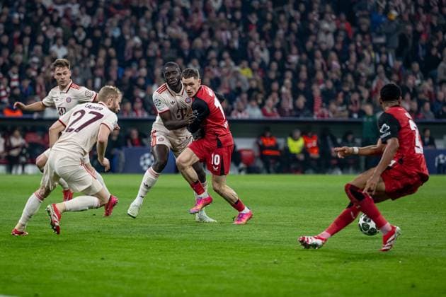 Joshua Kimmich (FC Bayern Muenchen, 6), Konrad Laimer (FC Bayern Muenchen, 27) und Dayot Upamecano (FC Bayern Muenchen, 2) verteidigen gegen Florian Wirtz (Bayer 04 Leverkusen, 10). GER, FC Bayern Muenchen vs. Bayer 04 Leverkusen, Fussball, Champions League, Achtelfinale, Hinspiel, Spielzeit 2024 2025, 05.03. (DFL DFB REGULATIONS PROHIBIT ANY USE OF PHOTOGRAPHS as IMAGE SEQUENCES and or QUASI-VIDEO). GER, FC Bayern Muenchen vs. Bayer 04 Leverkusen, Fussball, Champions League, Achtelfinale, Hinspiel, Spielzeit 2024 2025, 05.03. Muenchen Copyright: xEibner-Pressefoto HeikexFeinerx EP_HFR