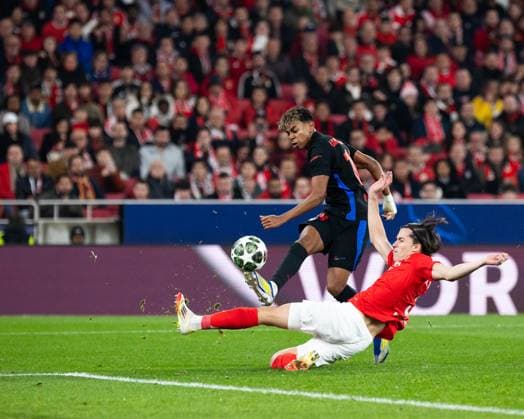 Lamine Yamal of FC Barcelona, Barca and Ãlvaro Carreras of Benfica during the UEFA Champions League match between Benfica and FC Barcelona, at Estadio da Luz, in Lisbon, Portugal. (Diogo Sautchuk) Copyright: xDiogoxSautchukx