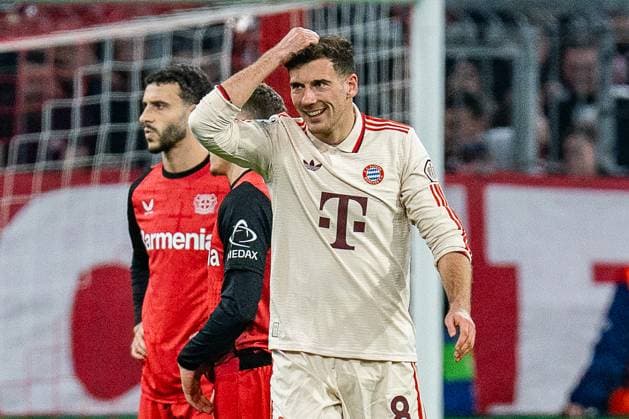 05.03.2025, FC Bayern München vs. Bayer Leverkusen, UEFA Champions League, Achtelfinale-Hinspiel Leon Goretzka (FC Bayern Muenchen, 8) und Schiedsrichter Atkinson gelbe Karte Copyright: xBahhoxKarax