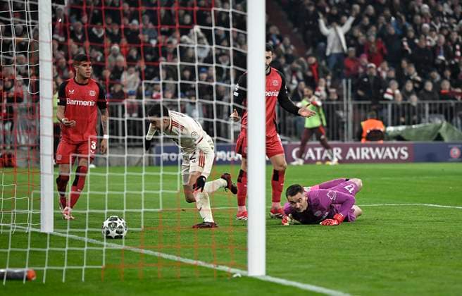 05.03.2025, Fussball UEFA Champions League 2024 2025: Achtelfinale, FC Bayern München - Bayer 04 Leverkusen, in der Allianz-Arena München. Tor zum 2:0 durch Torschütze Jamal Musiala (Bayern München) nach Fehler von Torwart Matej Kovar (Bayer Leverkusen)