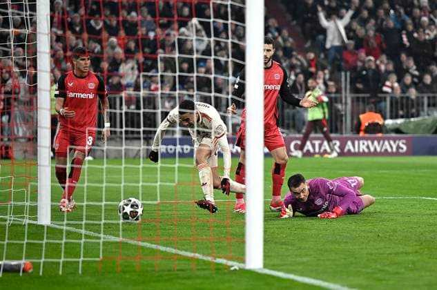 Sport Bilder des Tages 05.03.2025, Fussball UEFA Champions League 2024 2025: Achtelfinale, FC Bayern München - Bayer 04 Leverkusen, in der Allianz-Arena München. Tor zum 2:0 durch Torschütze Jamal Musiala (Bayern München) nach Fehler von Torwart Matej Kovar (Bayer Leverkusen)