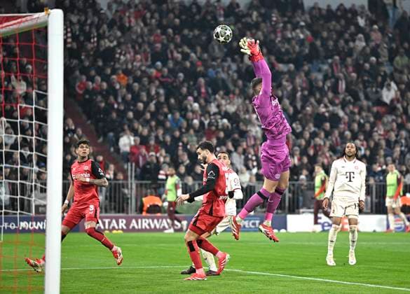 Sport Bilder des Tages 05.03.2025, Fussball UEFA Champions League 2024 2025: Achtelfinale, FC Bayern München - Bayer 04 Leverkusen, in der Allianz-Arena München. Fehler von Torwart Matej Kovar (Bayer Leverkusen) führt zum Tor zum 2:0