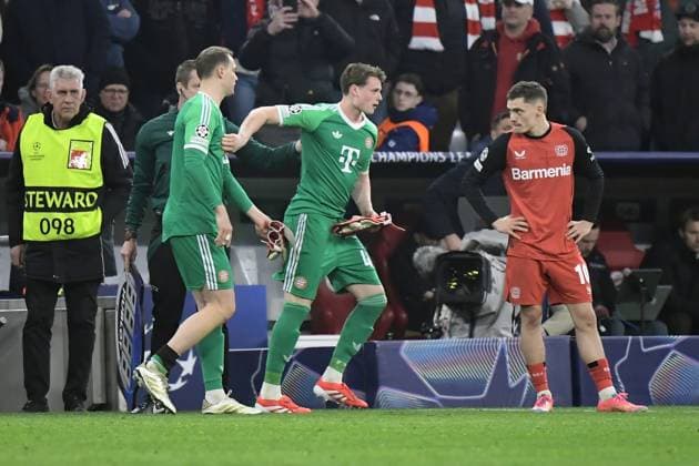 05.03.2025, xemx, Fussball UEFA Champions League, FC Bayern Muenchen - Bayer 04 Leverkusen v.l. Manuel Neuer (FC Bayern Muenchen) muss verletzt ausgewechselt werden Jonas Urbig (FC Bayern Muenchen) (DFL DFB REGULATIONS PROHIBIT ANY USE OF PHOTOGRAPHS as IMAGE SEQUENCES and or QUASI-VIDEO) Muenchen