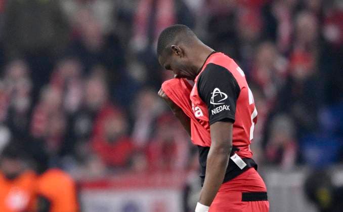Nordi Mukiele Bayer 04 Leverkusen (23) muss nach Foul an Kingsley Coman FC Bayern Muenchen FCB (11) mit gelb-roter Karte vom Platz Platzverweis enttaeuscht FC Bayern Muenchen FCB vs Bayer 04 Leverkusen B04 Achtelfinale Hinspiel 05.03.2025 DFL REGULATIONS PROHIBIT ANY USE OF PHOTOGRAPHS AS IMAGE SEQUENCES AND OR QUASI-VIDEO FC Bayern Muenchen FCB vs Bayer 04 Leverkusen B04