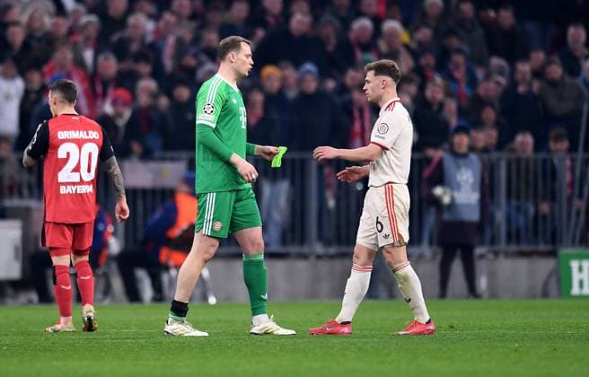 FUSSBALL CHAMPIONS LEAGUE SAISON 2024 2025 Achtelfinal Hinspiel FC Bayern Muenchen - Bayer 04 Leverkusen 05.03.2025 Torwart Manuel Neuer muss verletzt ausgewechselt werden (li, FC Bayern Muenchen) gibt die Kapitaensbinde Joshua Kimmich (re, FC Bayern Muenchen)