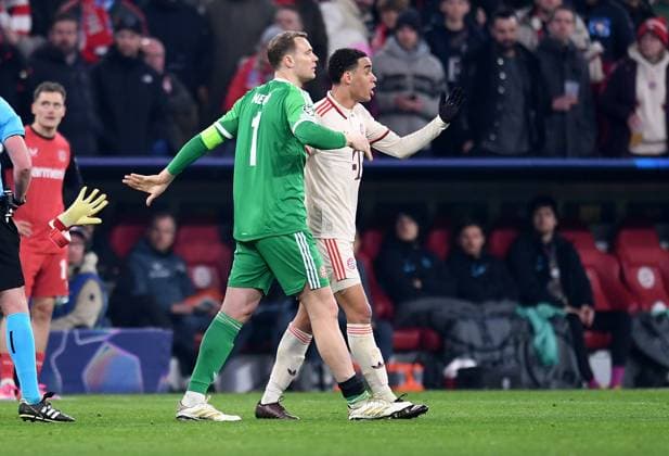 FUSSBALL CHAMPIONS LEAGUE SAISON 2024 2025 Achtelfinal Hinspiel FC Bayern Muenchen - Bayer 04 Leverkusen 05.03.2025 Torwart Manuel Neuer muss verletzt ausgewechselt werden (li, FC Bayern Muenchen) mit Jamal Musiala (re, FC Bayern Muenchen)